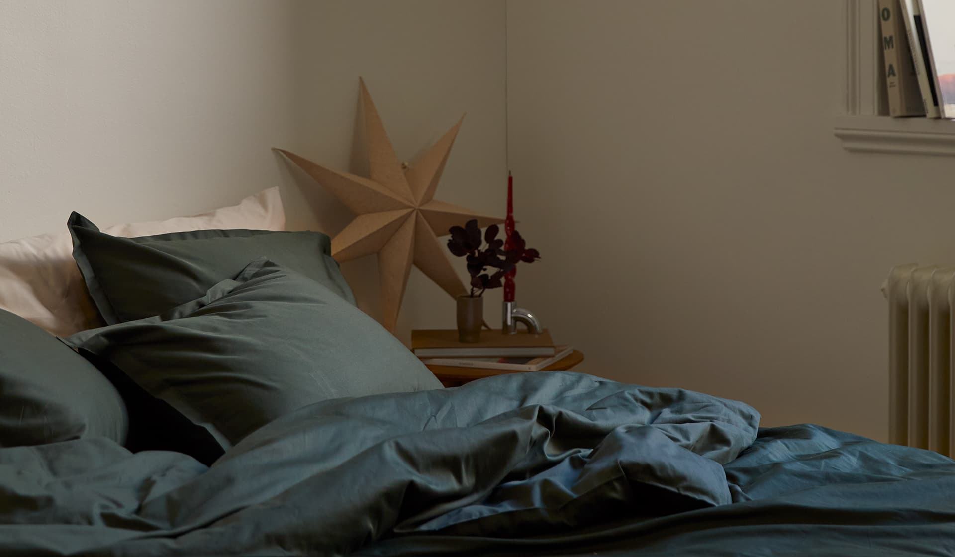 Sängkläder, handdukar, plädar, filtar i ekologisk bomull online. Köp nya hemtextilier från Alva